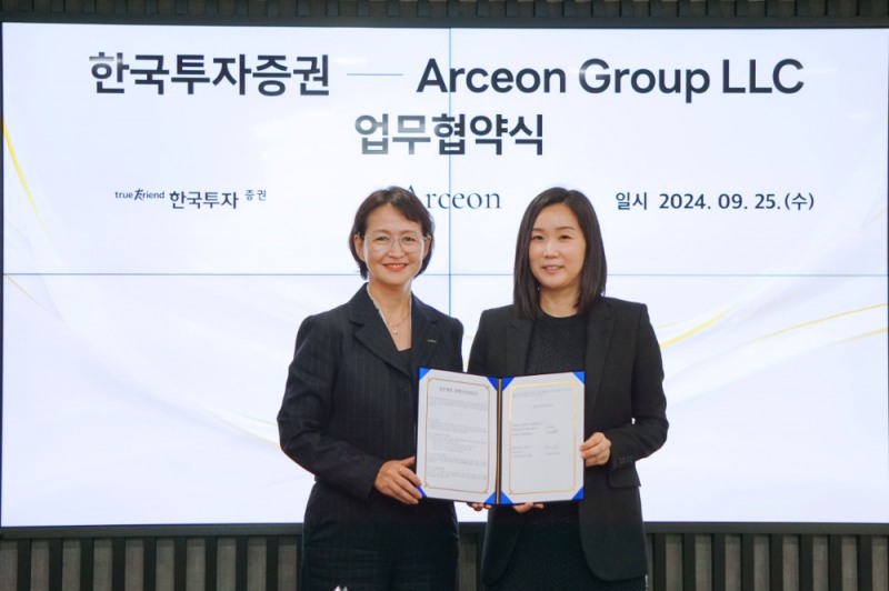 신경애 한국투자증권 GWM전략담당(왼쪽)과 크리스틴 서 알시온그룹 대표가 25일 MOU 체결 후 기념사진을 촬영하고 있다. 사진=한국투자증권