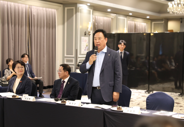 어기구 (오른쪽) 국회의원 (사진=의원실)