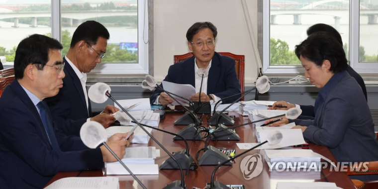 유동수 (가운데) 국회의원 (사진=연합뉴스)