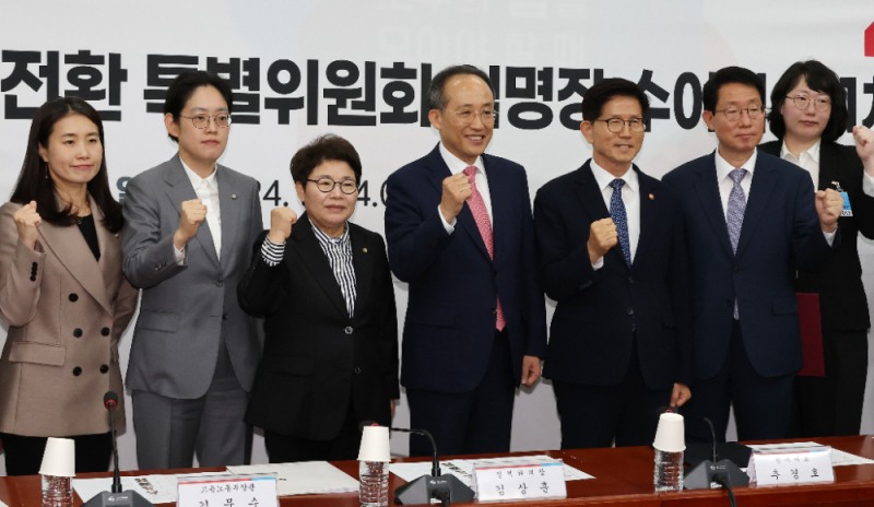 파이팅 하는 추경호 원내대표와 참석자들.(사진=연합뉴스)