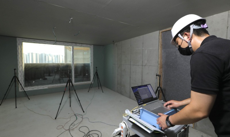 DL이앤씨 직원이 한 신축 아파트 공사 현장에서 중량 충격음 테스트를 진행하고 있다.(사진=DL이앤씨)