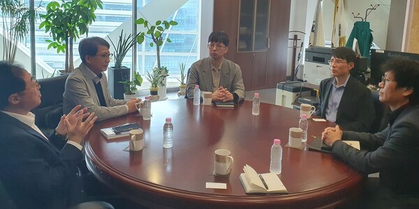 이재진위원장(왼쪽첫번째)과박정렬원장(오른쪽두번째).사진=인신윤위제공