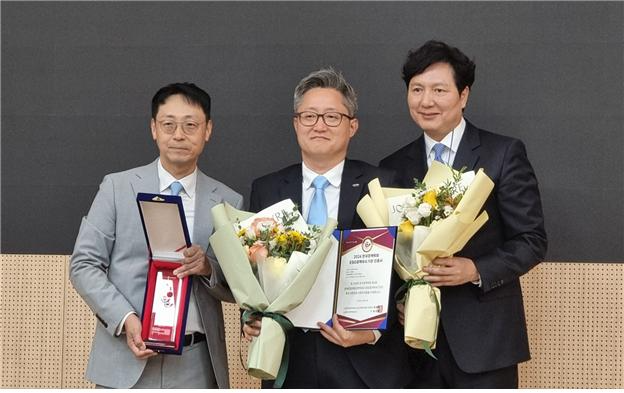 왼쪽부터 한국정책학회 회장 윤지웅, 전력거래소 기획처장 채영진, 한국정책학회 ESG정책위원장 김태영. (사진=전력거래소)