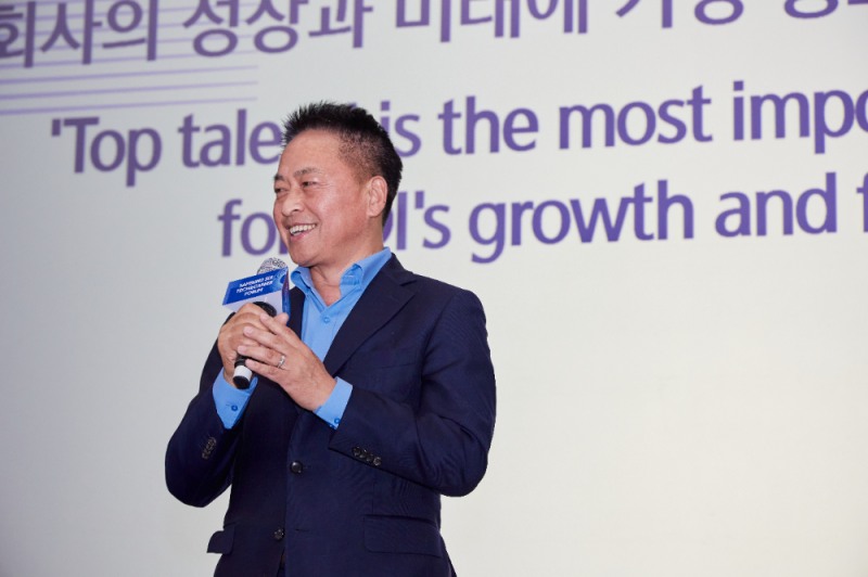 최윤호 삼성SDI 대표이사 사장이 12일(현지시간) 영국 런던에서 열린 'Tech & Career Forum'에서 환영사를 발표하고 있다. 사진=삼성SDI