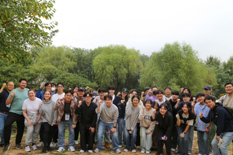 DL이앤씨 직원들이 노을공원에서 도토리 나무심기 행사 기념촬영을 하고 있다.(사진=DL이앤씨)