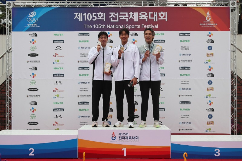 14일(월) 진주 경남체육고등학교에서 열린 제 105회 전국체육대회 근대5종 시상식에서 정진화 선수(LH 소속, 가운데)가 금메달을 목에 걸고 다른 선수들과 기념 촬영을 하고 있다.(사진=LH)