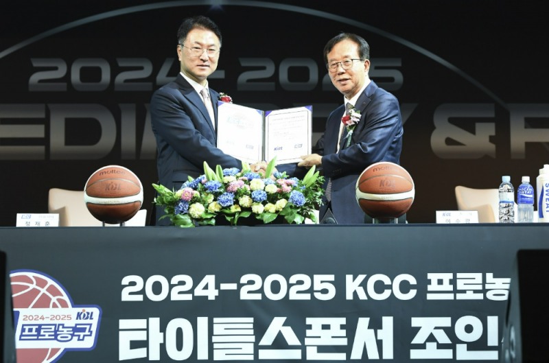KCC 정재훈 대표(좌)와 KBL 이수광 총재(우)가 프로농구 타이틀 스폰서 조인식 기념 촬영을 하고 있다.(사진=KCC)