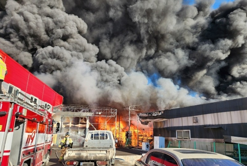 20일 오전 8시 44분께 인천시 서구 왕길동 산업용 기계 제조 공장에서 불이 나 소방 당국이 진화작업을 벌이고 있다.(사진=연합뉴스)