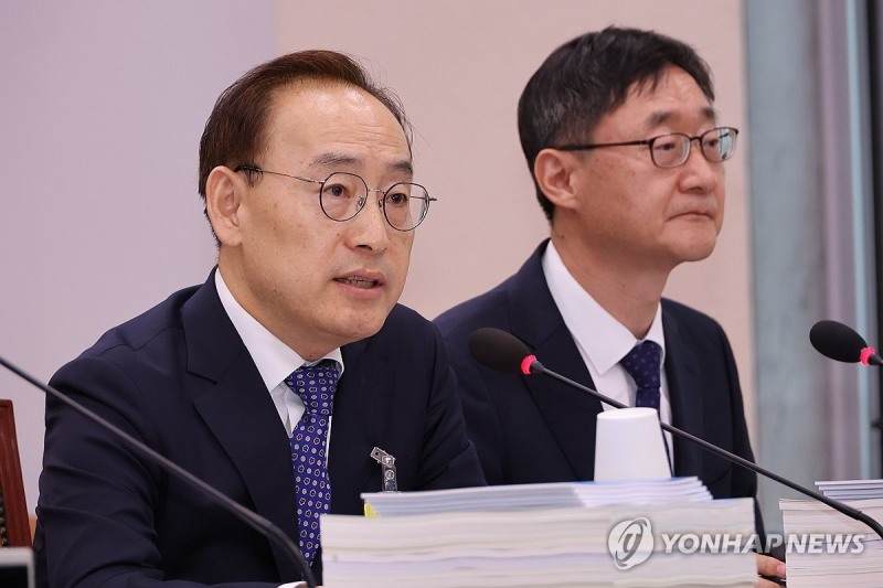 답변하는 김정중 서울중앙지법원장. (사진=연합뉴스)