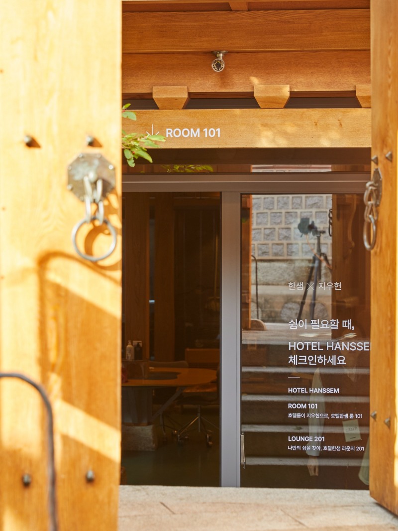 한옥 갤러리 지우헌서 호텔침대 및 리클라이너 소파. (사진=한샘)