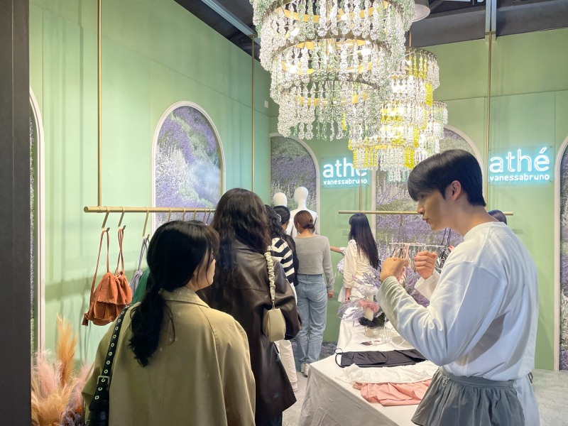 LF 아떼 바네사브루노 ‘성수 팝업스토어’ 2만 2천명 몰려”