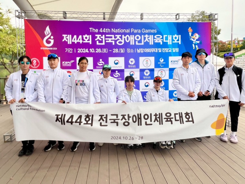 왼쪽부터 김정희 감독, 강이성 선수, 한은지 선수, 강현주 선수, 전숭보 선수, 임효신 선수, 이승주 선수, 이봉희 선수, 배지인 선수. 사진=넷마블