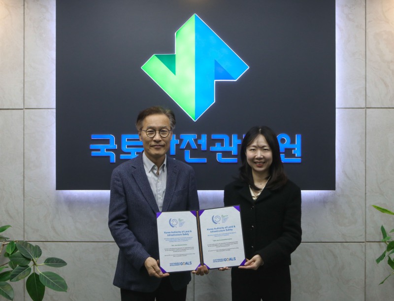 이종우 본부장(왼쪽)과 강혜영 UN SDGs 협회 공동대표 기념촬영.(사진=국토안전관리원)