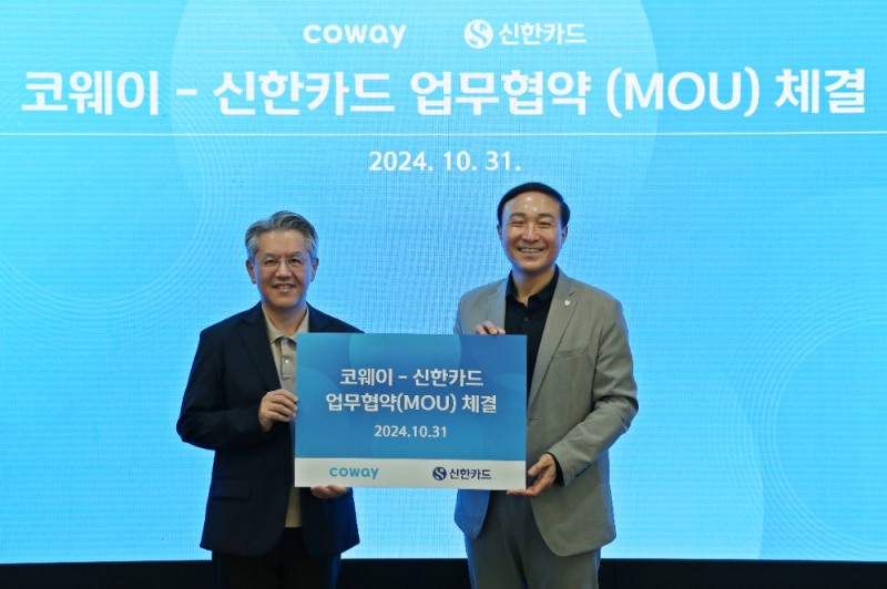 문동권 신한카드 사장(왼쪽에서 4번째)과 서장원 코웨이 대표이사(왼쪽에서 3번째)를 비롯한 관계자들이 업무협약식에서 기념사진을 촬영하고 있다. 사진=신한카드