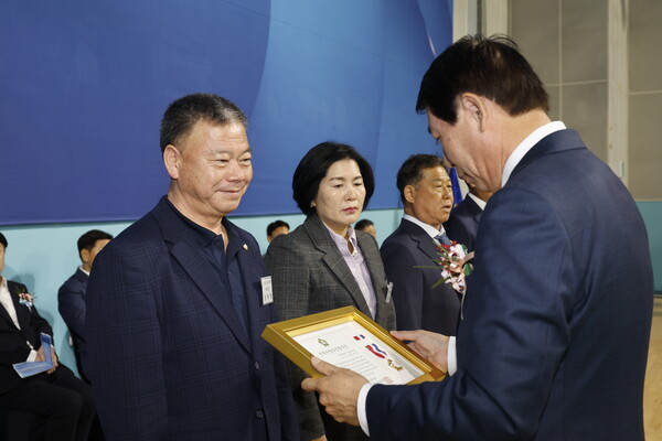 ▲양주영임실군의회부의장이대한민국지방의정봉사상을수상했다.(사진=임실군의회)