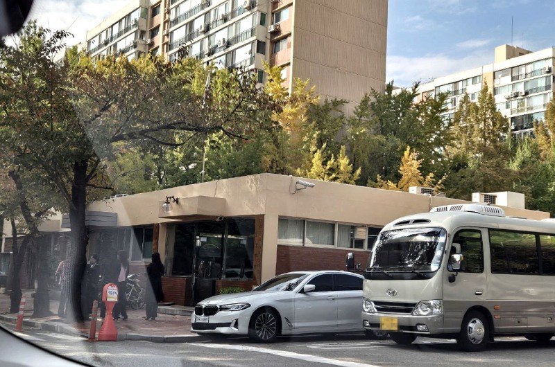 삼성물산 강남사업소 소속 리서치매니저들이 압구정2구역에서 조합원들과 만나고 있는 모습.(사진=제보자)