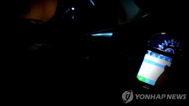 운전 중 스마트폰 사용 이미지.(사진=연합뉴스)