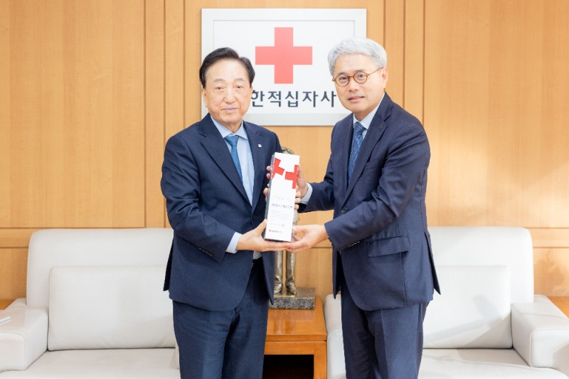 윤희성 행장이 5일 오전 중구 대한적십자사 본사에서 열린 '레드크로스 아너스기업 30억 클럽 가입식'에 참석해 김철수 대한적십자사 회장과 양 기관 간 협력에 대해 논의했다. (사진 왼쪽 김철수 대한적십자사 회장, 오른쪽 윤희성 수은 행장) 사진=한국수출입은행