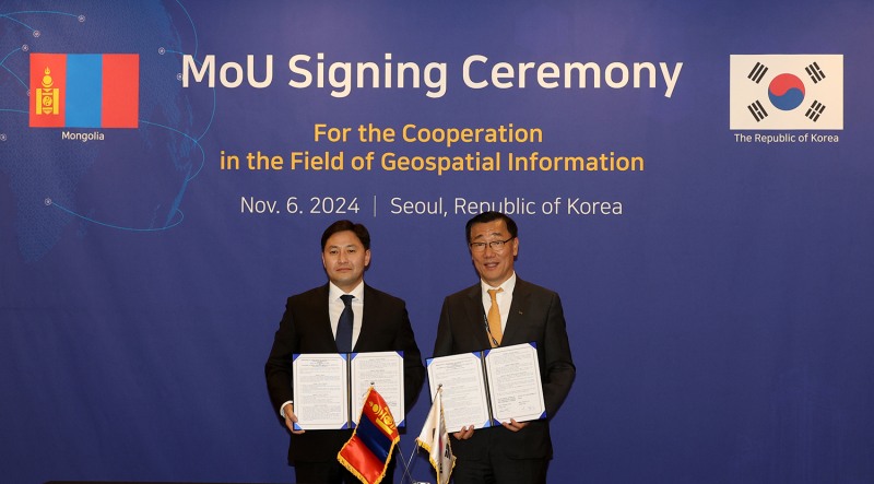 LX공사 어명소 사장과 몽골 토지행정청 엔크만라이 아난드 청장이 공간정보 분야 협력에 관한 양해각서를 체결한 뒤 기념촬영을 하고 있다.  (사진=LX공사)