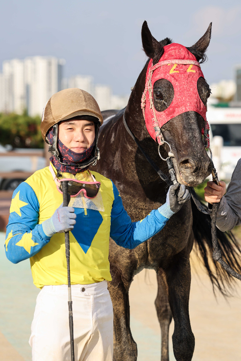 노장 투혼 발휘한 ‘선더호스’...제13회 서울경제신문배 우승