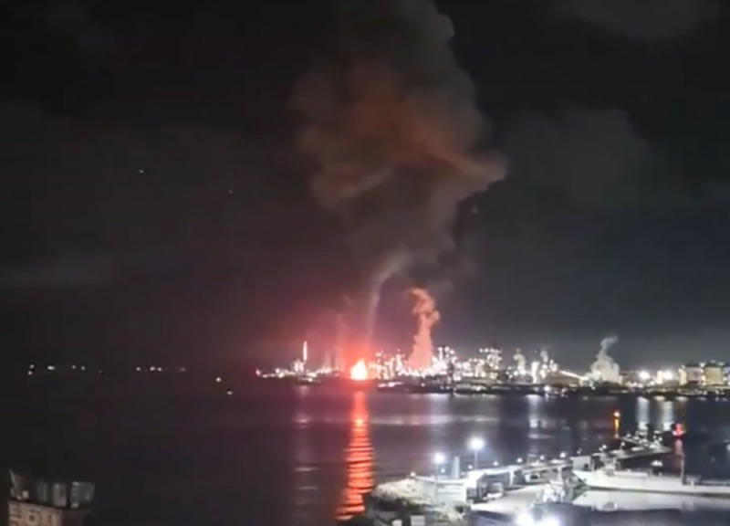 10일 오전 4시 20분께 경북 포항시 남구 제철동 포스코 포항제철소 내에서 큰불이 났다는 신고가 소방 당국에 들어왔다. 사진=연합뉴스