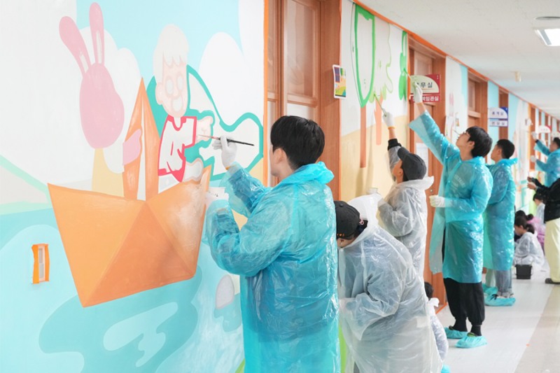 가족과 함께하는 벽화 그리기 봉사활동.(사진=한국타이어)