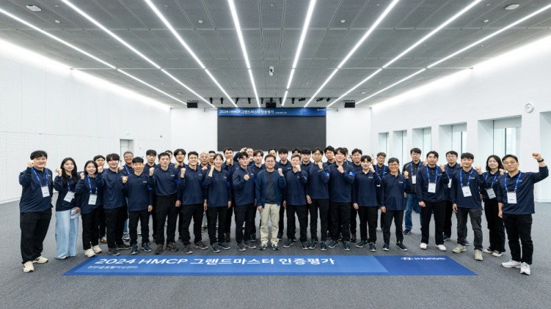 ‘2024 그랜드마스터 인증 평가’에 응시한 최우수 엔지니어들이 현대차 천안 글로벌러닝센터에서 기념 촬영을 하고 있다.(사진=현대자동차)
