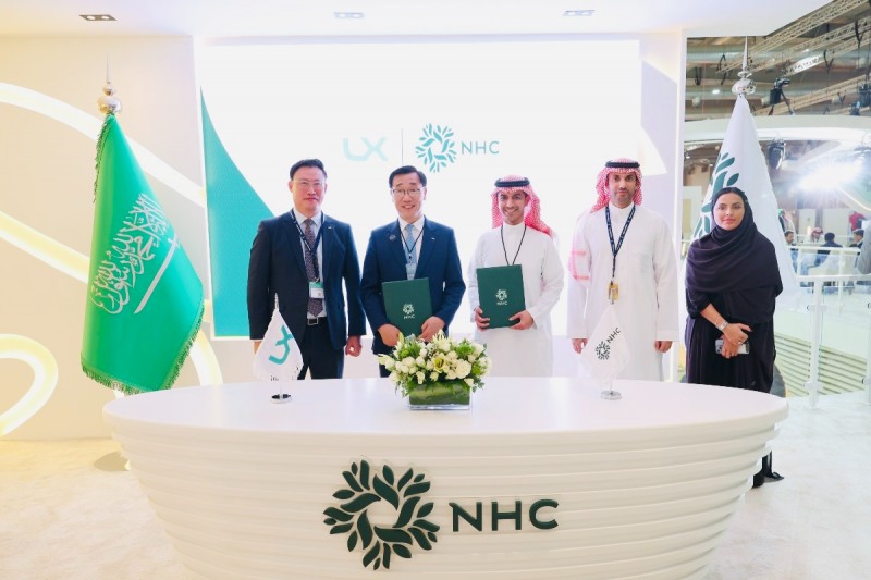 LX한국국토정보공사 어명소 사장(왼쪽에서 두 번째)과 사우디아라비아 국영기업 라이얀 알아킬 CSO(왼쪽에서 세 번째)가 ‘디지털트윈 기술 및 지식 교류를 위한 업무협약’을 체결했다.(사진=LX한국국토정보공사)