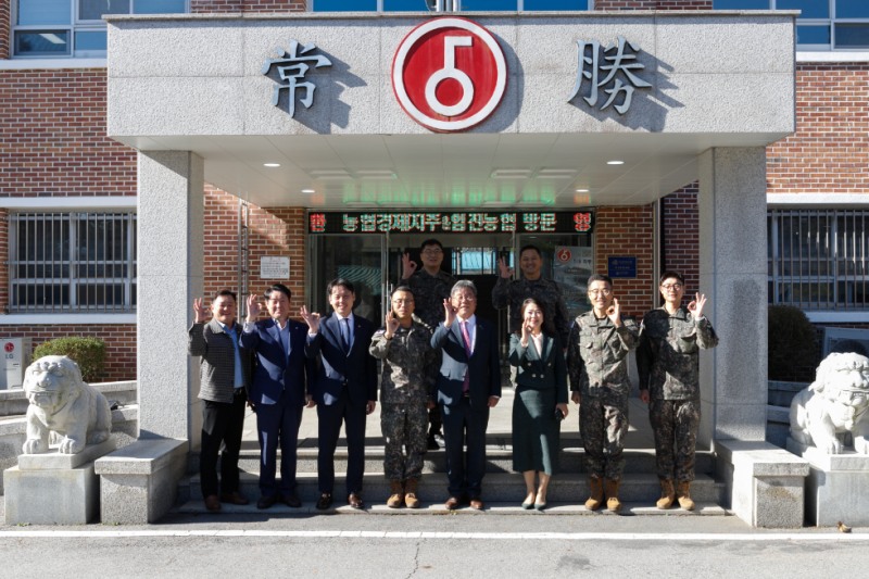 이날 감사패 전달식에 참석한 관계자들이 기념사진을 촬영하고 있다. 왼쪽 4번째부터 윤기중 제5보병사단장, 현상태 임진농협 조합장, 장지윤 농협경제지주 식품사업부장. 사진=농협중앙회