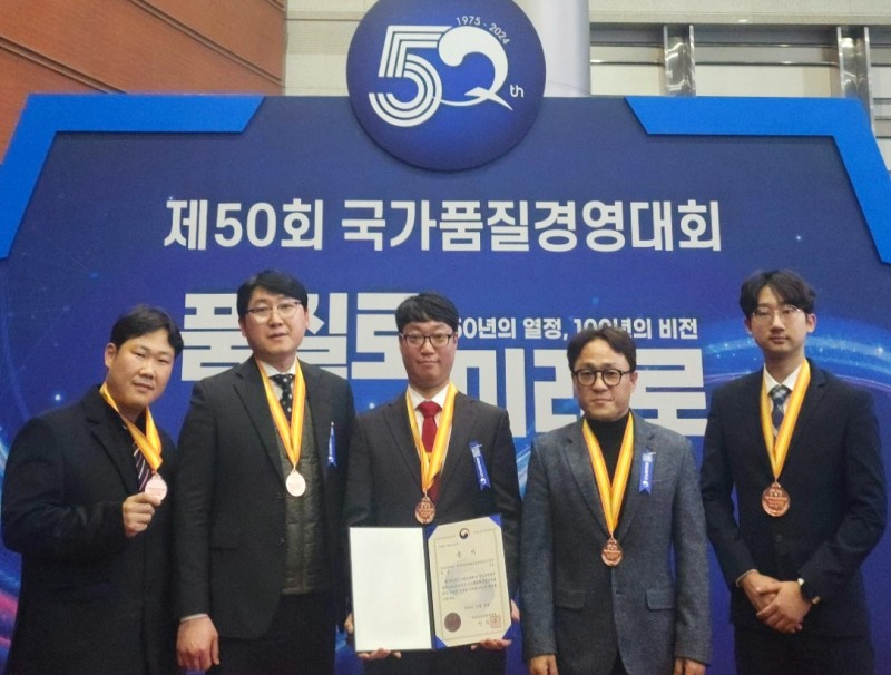 (왼쪽부터) 사무간접부문 및 개인제안사례에서 각각 동상을 차지한 UHP2Sub팀 조영철 팀장, 김병국 라인장, 장성훈 사원, 박상운 그룹장, 한동훈 사원.(사진=한국타이어)