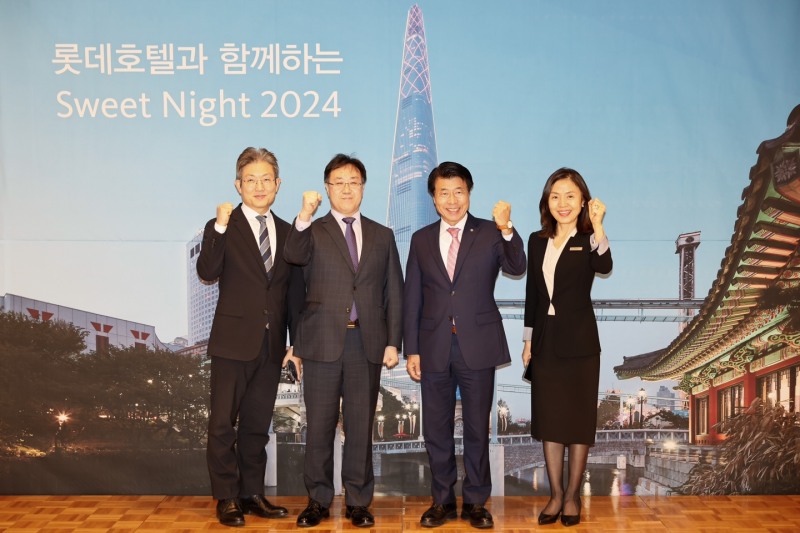 사진 좌측부터 조상열 롯데호텔 월드 총지배인, 김용종 송파경찰서장, 서강석 송파구청장, 배현미 시그니엘 서울 총지배인이 지난 20일 열린 ‘롯데호텔과 함께하는 스위트 나이트’ 행사에서 기념 촬영을 하고 있다.(사진=롯데호텔앤리조트)