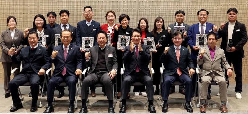 하남종합복지타운에서 19일 실시한 경기동부권의장협의회에서 주관하는 제11회 의정활동 우수의원 포상에서 성남시의회 고병용 의원과 구재평 의원이 각각 우수의원으로 선정되어 수상하는 영예를 안았다.