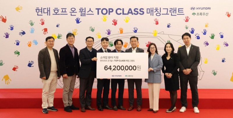 (왼쪽부터) 현대차 국내사업지원실장 김경조 상무, 현대차 국내지원사업부장 윤효준 상무, 현대차 국내사업본부장 정유석 부사장, 현대차 세종청사지점 김대훈 영업과장, 현대차 서대문중앙지점 최진성 영업이사, 현대차 세종청사지점 신동식 영업부장, 초록우산어린이재단 신정원 총괄본부장, 초록우산어린이재단 박찬경 나눔사업5팀장, 초록우산어린이재단 김이영 나눔사업1팀장.(사진=현대자동차)