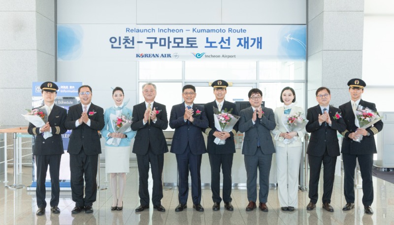 황성원 대한항공 여객노선부 담당(왼쪽에서 다섯 번째), 히사모토 마사노리 구마모토국제공항 주식회사 영업본부장(왼쪽에서 네 번째) 등 주요 관계자들이 KE777편 운항·객실 승무원들과 기념사진을 촬영하는 모습.(사진=대한항공)