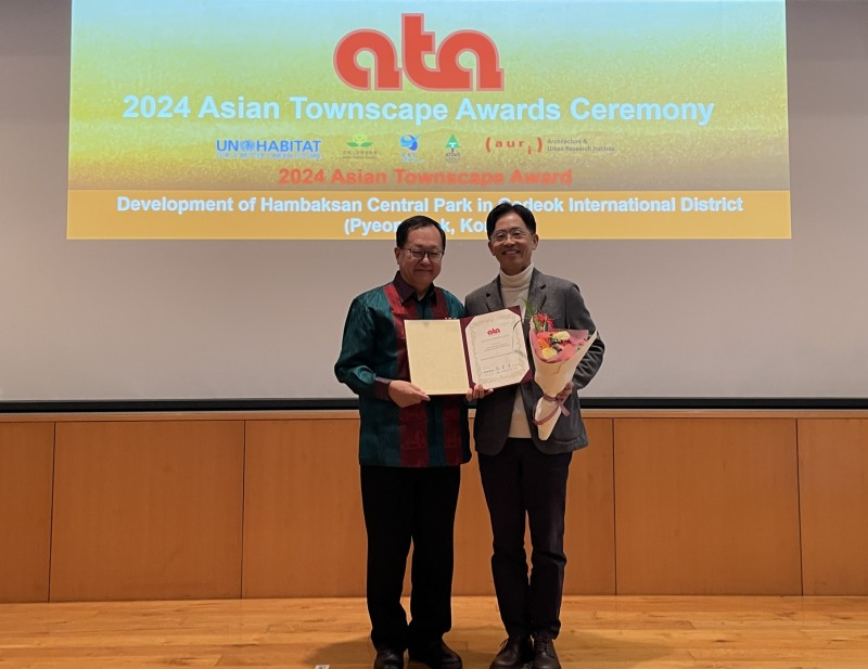 이용주 LH 도시경관처장(오른쪽)이 지난 18일 일본 후쿠오카에서 개최된 ‘2024아시아도시경관상’에서 본상을 수상한 뒤 기념촬영을 하고 있다.(사진=LH)