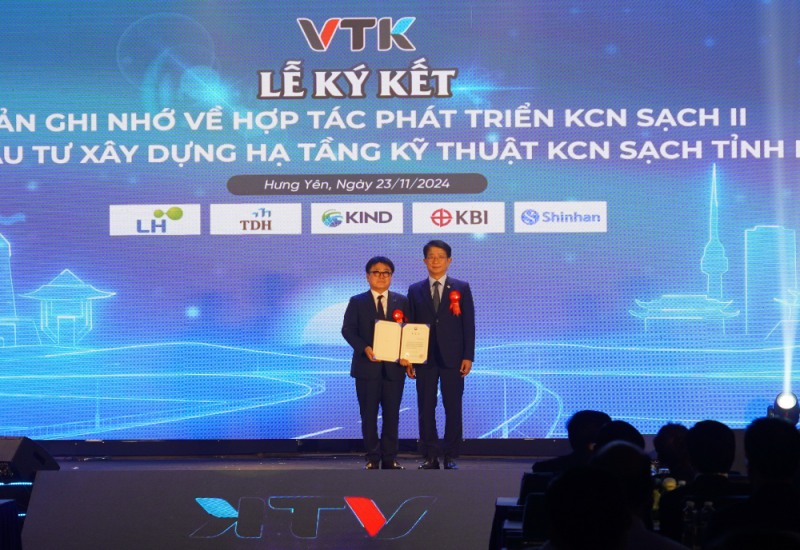 계룡건설 윤길호 사장(좌)이 박상우 국토교통부 장관(우)으로부터 표창장을 수여받고 기념촬영을 진행하고 있다.(사진=계룡건설)