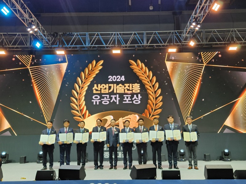 아이나비시스템즈 이은복 모빌리티사업부문장(오른쪽 세 번째)이 ‘2024년 산업기술진흥 유공 국무총리 표창'을 수상하고 있다.(사진=팅크웨어)