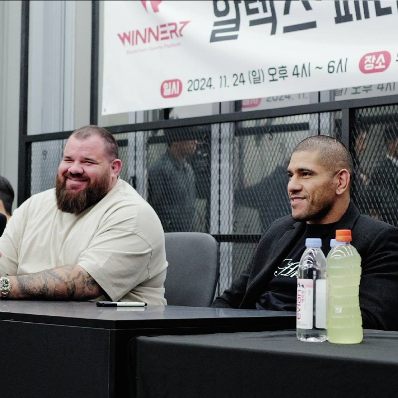 한국에서 팬 미팅 중인 UFC 라이트헤비급 챔피언 알렉스 페레이라(오른쪽). (사진=위너즈 파이팅 챔피언십)