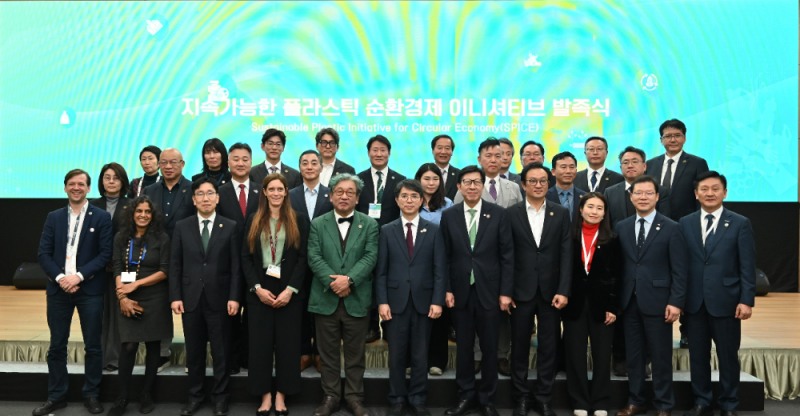 티케이케미칼 이동수 대표이사(맨 앞줄 오른쪽 두 번째)가 지난 25일 부산 해운대구 벡스코(BEXCO)에서 열린 ‘지속가능한 플라스틱 순환경제 이니셔티브’ 발족식에서 정부, 부산광역시, 기업 관계자 등과 기념촬영을 하고 있다. 이날 발족식에는 김완섭 환경부 장관(맨 앞줄 왼쪽 여섯 번째)과 박형준 부산광역시장(맨 앞줄 오른쪽 다섯 번째) 등도 참석해 플라스틱 순환경제 구축과 확산에 뜻을 함께했다.(사진=SM그룹)