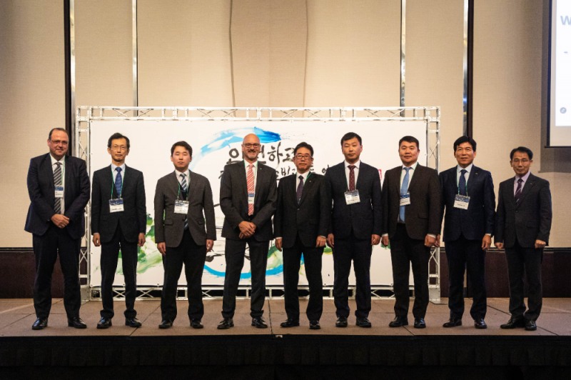 1월 27일(수) 한국교통안전공단 자동차안전연구원에서 진행된 ‘국제자동차검사위원회 아시아-오스트랄라시아 지역 초청 컨퍼런스’ 해외 참석자들이 기념사진을 찍고 있다.(좌측에서 4번째) 게하드 뮬러 CITA 회장, (좌측에서 5번째) 정용식 TS 이사장.(사진=TS)