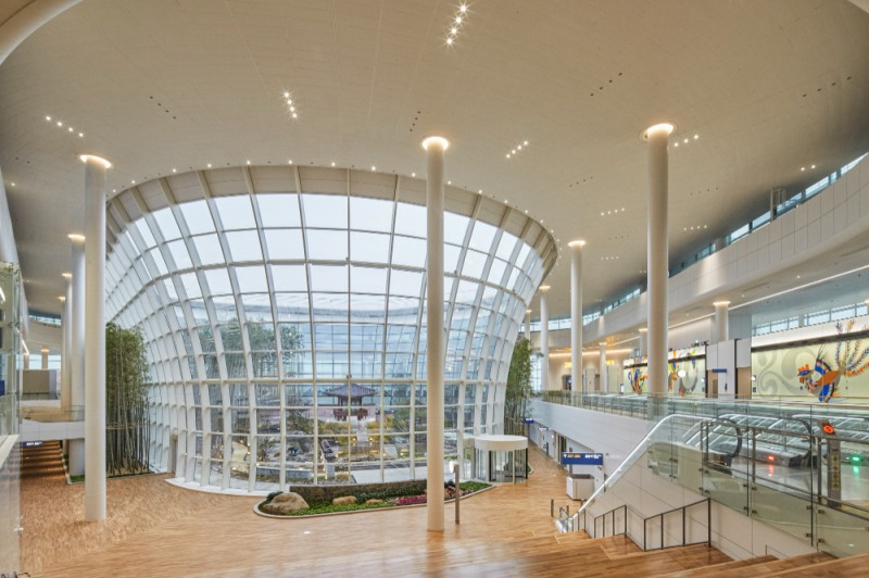 인천국제공항 제2여객터미널 대규모 실외정원.(사진=한화 건설부문)