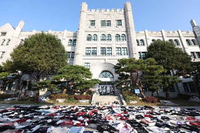 항의 표시로 동덕여대 본관 앞에 놓인 과잠들.(사진=연합뉴스)