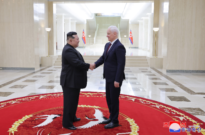 김정은 북한 국무위원장이 방북한 안드레이 벨로우소프 러시아 국방장관을 지난 29일 접견했다. 사진=연합뉴스