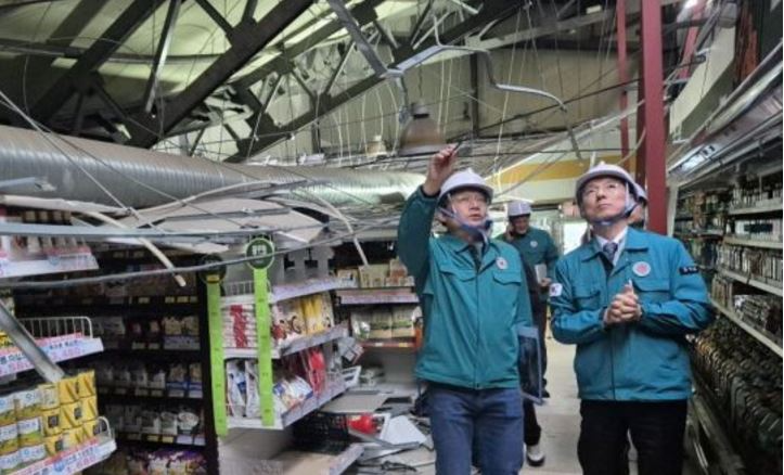 김성중 경기도 행정1부지사(오른쯕)가 폭설로 무너져 내린 용인시 현장을 찾아 관계자의 이야기를 듣고 있다.(사진제공=경기도청)