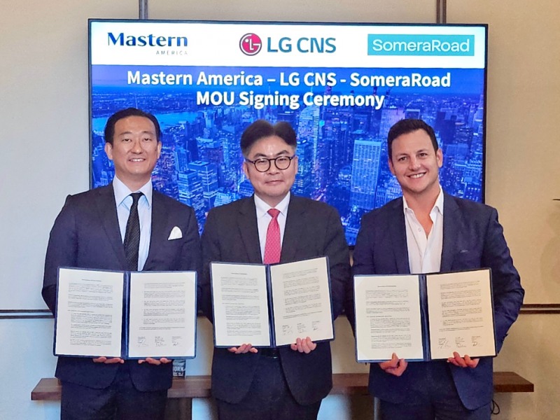 LG CNS 최문근 전무(중간)가 소메라로드 이안 로스(Ian Ross) CEO(오른쪽), 마스턴아메리카 오진석 대표이사(왼쪽)와 MOU 체결 후 기념사진을 촬영하고 있는 모습. 사진=LG CNS