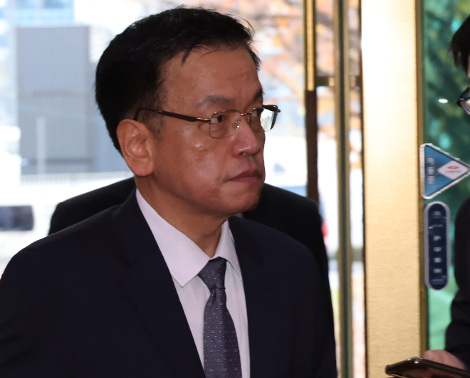 최상목 부총리 겸 기획재정부 장관이 4일 서울 종로구 정부서울청사로 들어서고 있다. 사진=연합뉴스