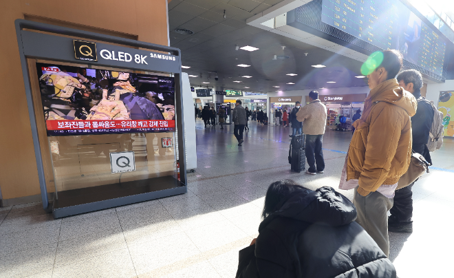 윤석열 대통령이 비상계엄 선포를 해제한 4일 서울역 대합실에서 시민들이 비상계엄 사태 관련 보도를 보고 있다. 사진=연합뉴스
