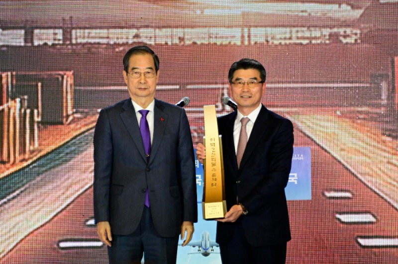 제61회 무역의 날 기념식에서 250억불 『수출의 탑』을 수상한 후 (좌측부터) 한덕수 국무총리와 기아 송호성 사장이 기념촬영을 하고 있다.(사진=기아)