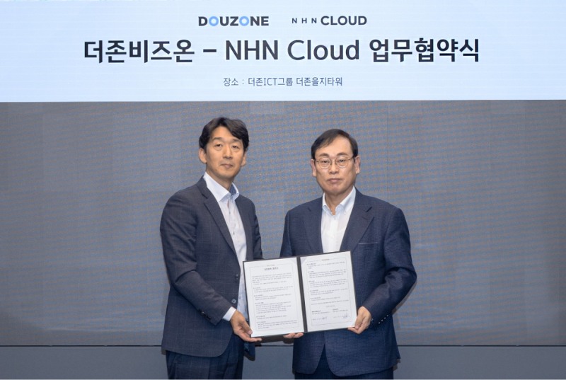 NHN클라우드 김동훈 대표(좌측)와 더존비즈온 이강수 사장(우측)이 기념촬영을 하고 있다. 사진=NHN클라우드