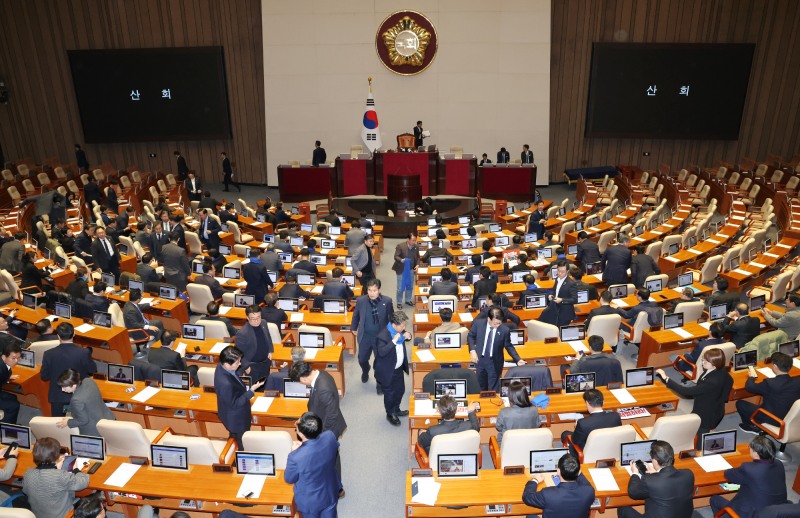 우원식 국회의장이 7일 오후 국회 본회의에서 윤석열 대통령의 탄핵소추안에 대해 의결 정족수 부족으로 '투표 불성립'을 선언하자 의원들이 나가고 있다. 사진=연합뉴스
